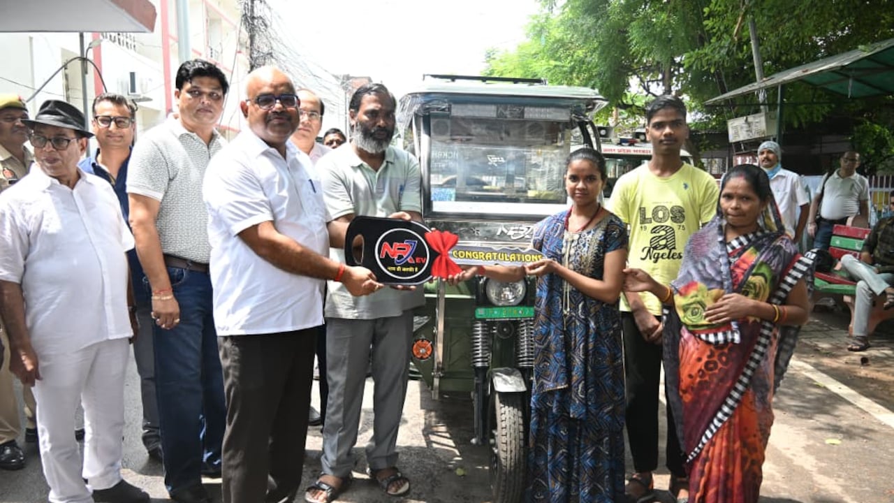 कानपुर डीएम की पहल पर खुशी गुप्ता के पिता को मिला ई-रिक्शा. 