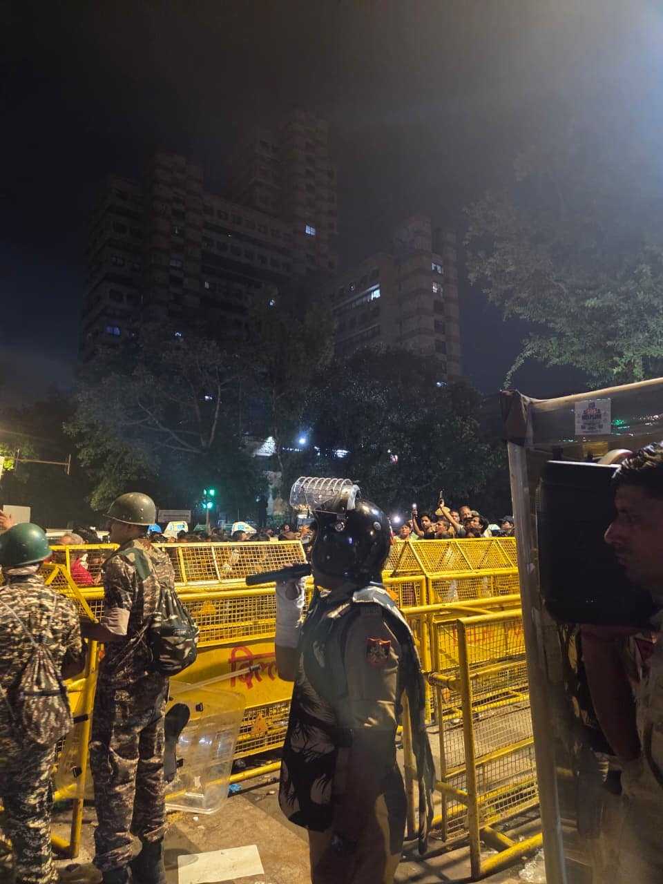 पुलिस साउंड सिस्टम पर छात्रों को लगातार गाइड कर रही थी, उन्हें वापस लौटने के लिए कह रही थी (फोटो- एनडीटीवी) पुलिस साउंड सिस्टम पर छात्रों को लगातार गाइड कर रही थी, उन्हें वापस लौटने के लिए कह रही थी (फोटो- एनडीटीवी)