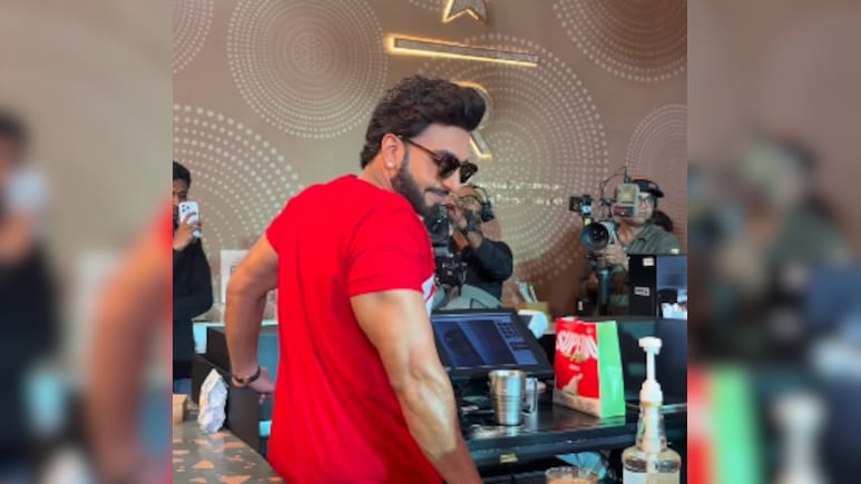 '<i>Do Bacche Ka Baap Banne Wala Hoon</i>': Ranveer Singh Breaks Hearts Of  Women Flirting With Him On Set