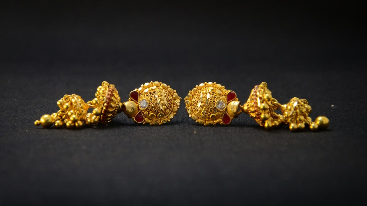 Perfume and skincare products can reduce the shine of gold jewellery Perfume and skincare products can reduce the shine of gold jewellery