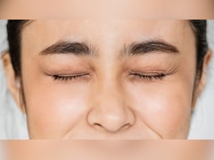 आंखों के पास बढ़ रही हैं झुर्रियां? डर्मेटोलॉजिस्ट से जान लें आंखों के आसपास की त्वचा को टाइट कैसे करें