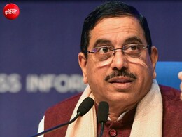 धर्मेंद्र प्रधान की जगह आए प्रह्लाद जोशी के सिर पर कांटों का ताज, कैसे पटरी पर लाएंगे शिक्षा मंत्रालय