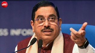 धर्मेंद्र प्रधान की जगह आए प्रह्लाद जोशी  के सिर पर कांटों का ताज, कैसे पटरी पर लाएंगे शिक्षा मंत्रालय