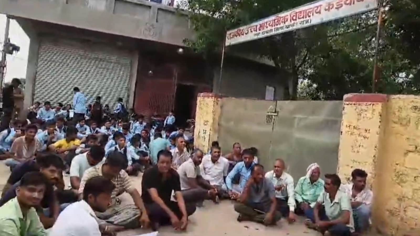 अभिभावकों ने लगभग ढाई घंटे तक नारेबाजी की