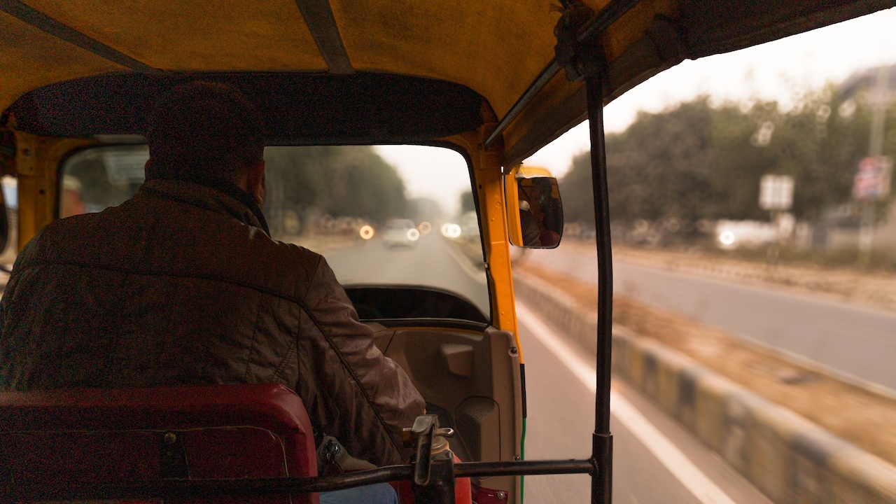 Man Leaves Rs 25,000 Gurugram Job to Drive Autorickshaw, Earns Rs 60,000 Monthly