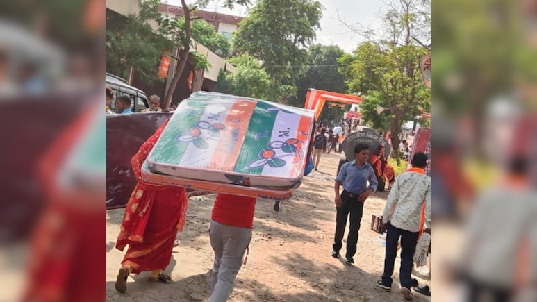 UP के सामूहिक विवाह में दूल्हा-दुल्हन को तोहफे में मिले TMC के बैनर वाले गद्दे, कंपनी और कर्मचारी पर गिरी गाज