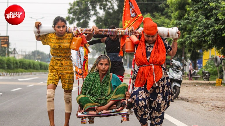 सावन में भक्ति और सेवा की मिसाल! बहू ने सास को कंधे पर उठाकर की कांवड़ यात्रा, जीता लोगों का दिल