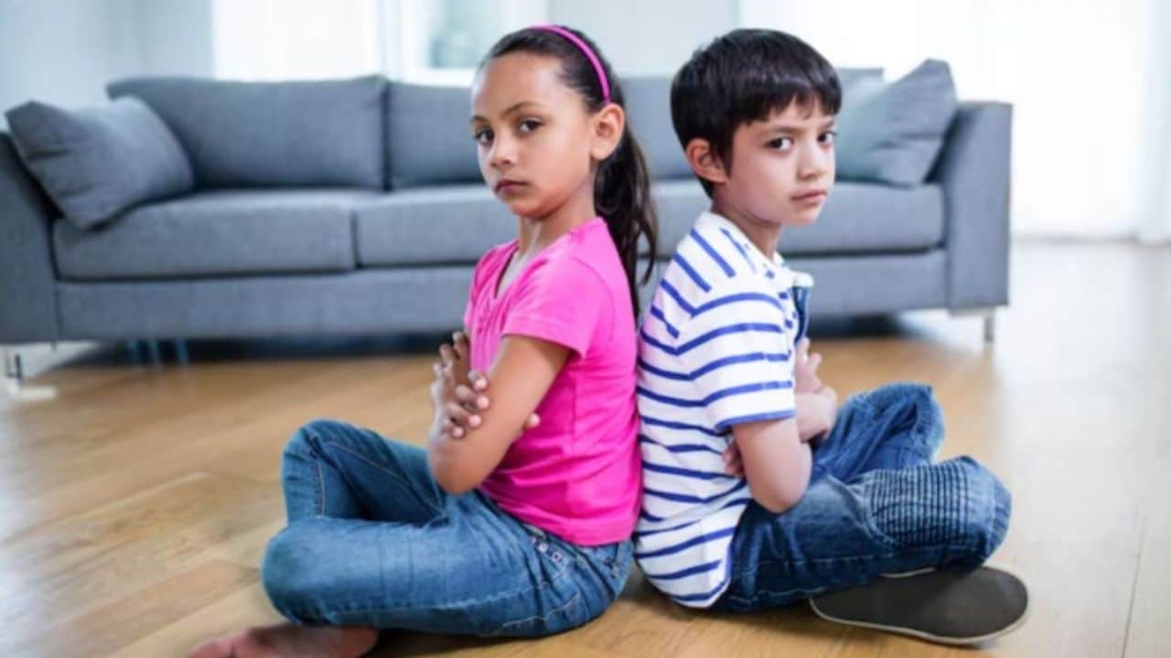 Sibling Rivalry: माता-पिता की इस एक गलती की वजह से होती है भाई-बहनों में लड़ाई, बढ़ जाती हैं रिश्ते में दूरियां