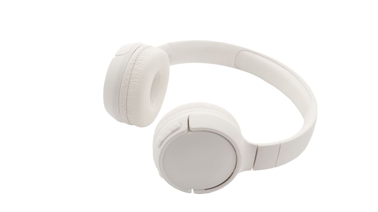 Headphone Mistakes That Can Reduce Battery Life And Damage Ear Cushions Headphone Mistakes That Can Reduce Battery Life And Damage Ear Cushions