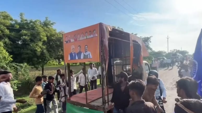 दतिया उपचुनाव: आसपा समर्थकों ने BJP का चुनाव प्रचार वाहन रोका, होर्डिंग फाड़े; FIR दर्ज