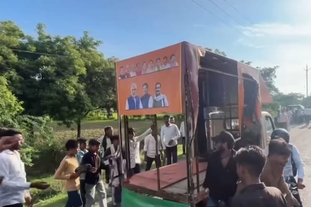 दतिया उपचुनाव: आसपा समर्थकों ने BJP का चुनाव प्रचार वाहन रोका, होर्डिंग फाड़े; FIR दर्ज