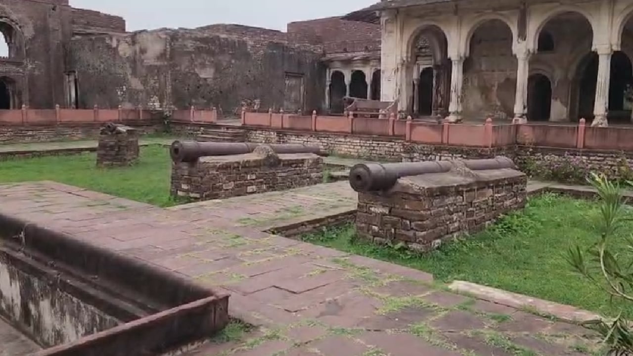 Narwar Fort Historical Cannon: नरवर किले में रखीं तोप Narwar Fort Historical Cannon: नरवर किले में रखीं तोप