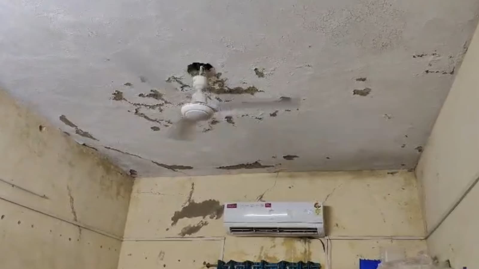 छत पर पानी जमा होने की वजह से सीलन है छत पर पानी जमा होने की वजह से सीलन है