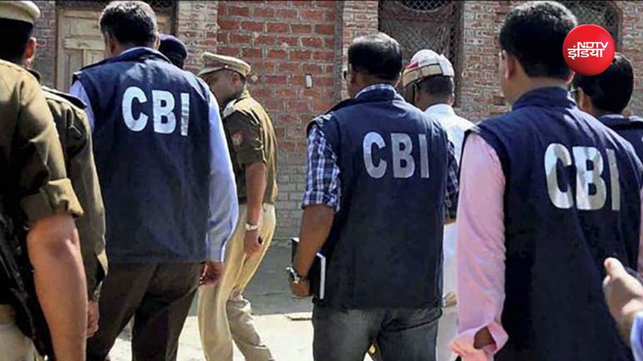नोएडा में 5 लाख की रिश्वत लेते धरा गया PSU का अफसर, CBI की दिल्ली-NCR में ताबड़तोड़ छापेमारी!
