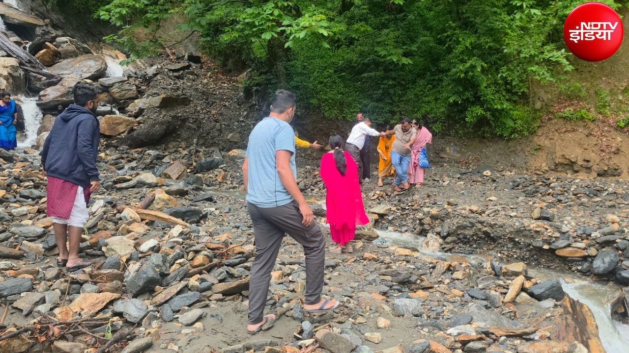 उत्तराखंड में आफत की बारिश, रुद्रप्रयाग में बंद हुई सड़कें, सात फेरों के लिए मलबे से गुजरे दूल्हा-दुल्हन