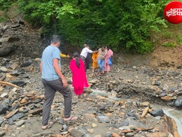 उत्तराखंड में आफत की बारिश, रुद्रप्रयाग में बंद हुई सड़कें, सात फेरों के लिए मलबे से गुजरे दूल्हा-दुल्हन