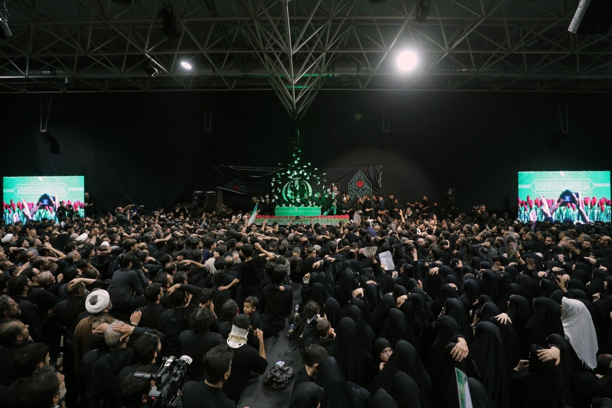 Mourners gathered around the coffin of Ali Khamenei Mourners gathered around the coffin of Ali Khamenei