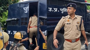 IPS अविनाश पांडेय VIDEO वायरल: कौन हैं ये थप्पड़बाज़ SSP? मेरठ में प्रदर्शनकार&zwj;ियों को पुलिस वाहन में पीटा