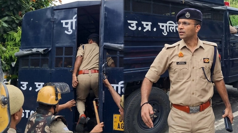IPS अविनाश पांडेय VIDEO वायरल: कौन हैं ये थप्पड़बाज़ SSP? मेरठ में प्रदर्शनकार&zwj;ियों को पुलिस वाहन में पीटा