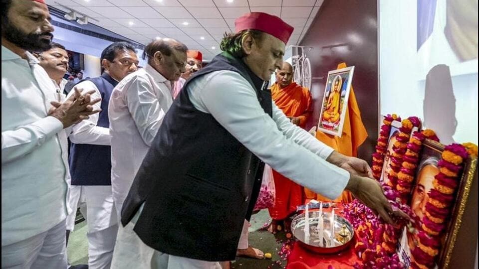 कांशीराम को श्रद्धासुमन अर्पित करते अखिलेश यादव.
