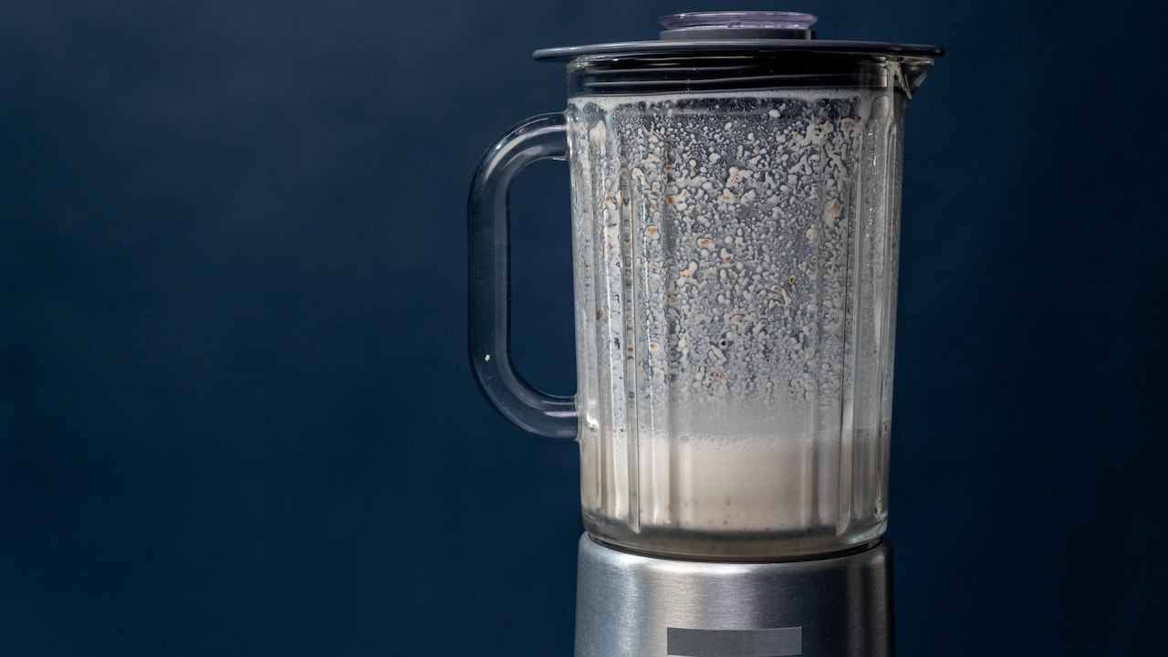 What causes leakage in mixer grinder jars