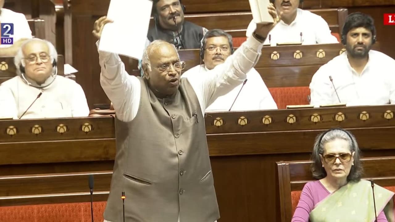जीभ काट ली जाए... एंटी पेपर बिल पर बोलते-बोलते खरगे ने किया मनुस्मृति का जिक्र, फिर संसद में जमकर हुआ हंगामा