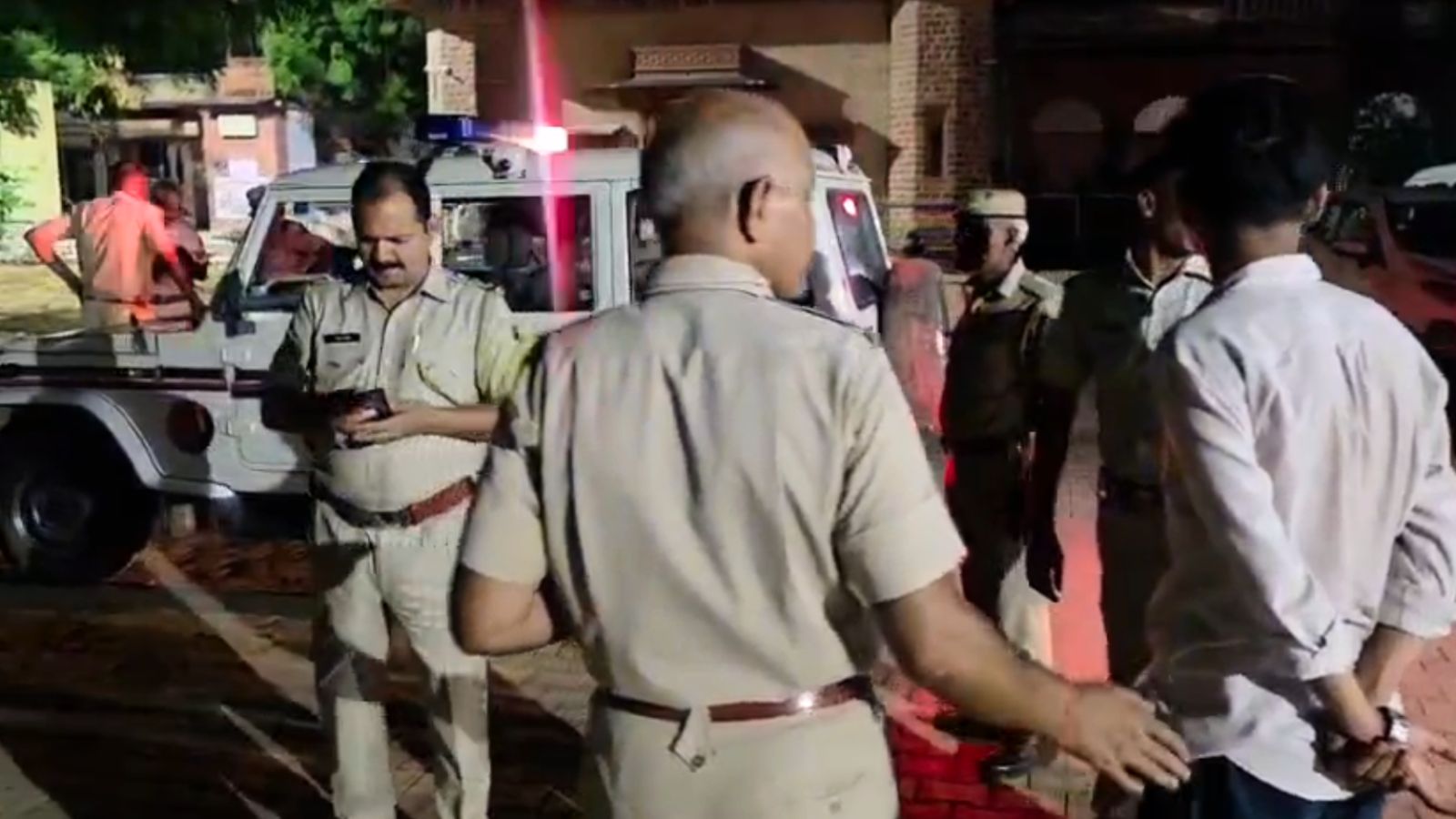 पुलिस ने युवकों को हिरासत में ले लिया पुलिस ने युवकों को हिरासत में ले लिया