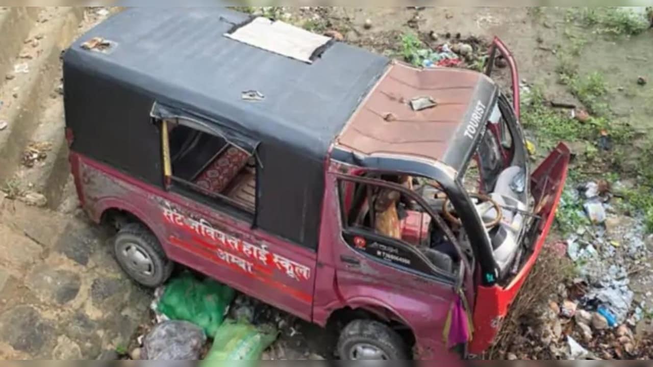 15 फीट गहरी नहर में गिरी स्‍कूल की वैन, 13 बच्चे घायल; 3 की हालत गंभीर 