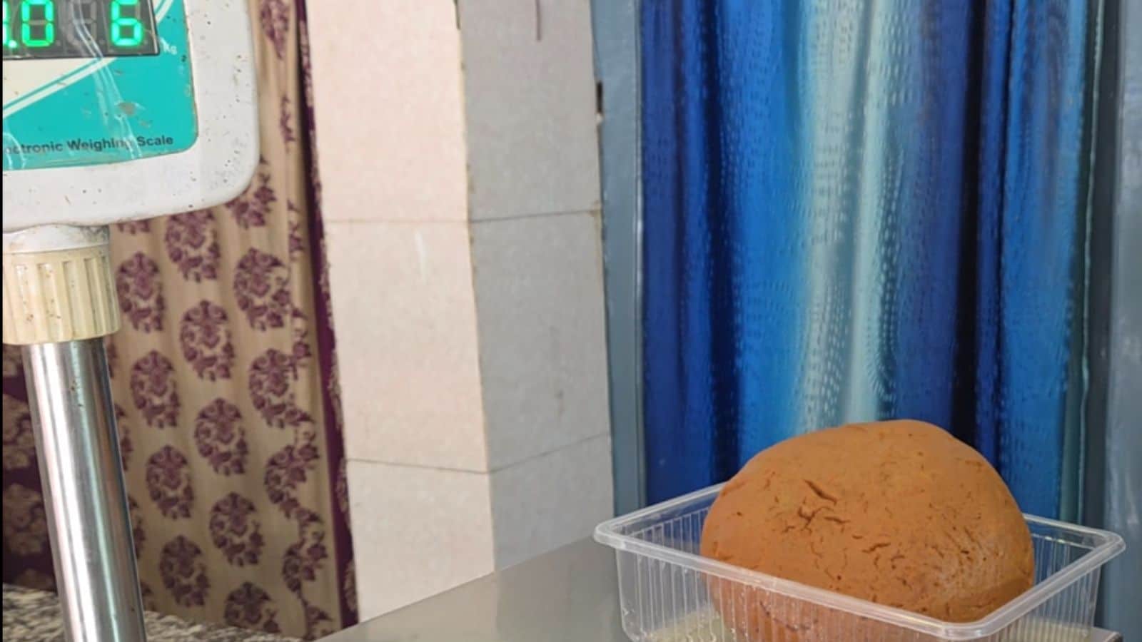 एक किलो का गलाफाड़ रसगुल्ला एक किलो का गलाफाड़ रसगुल्ला