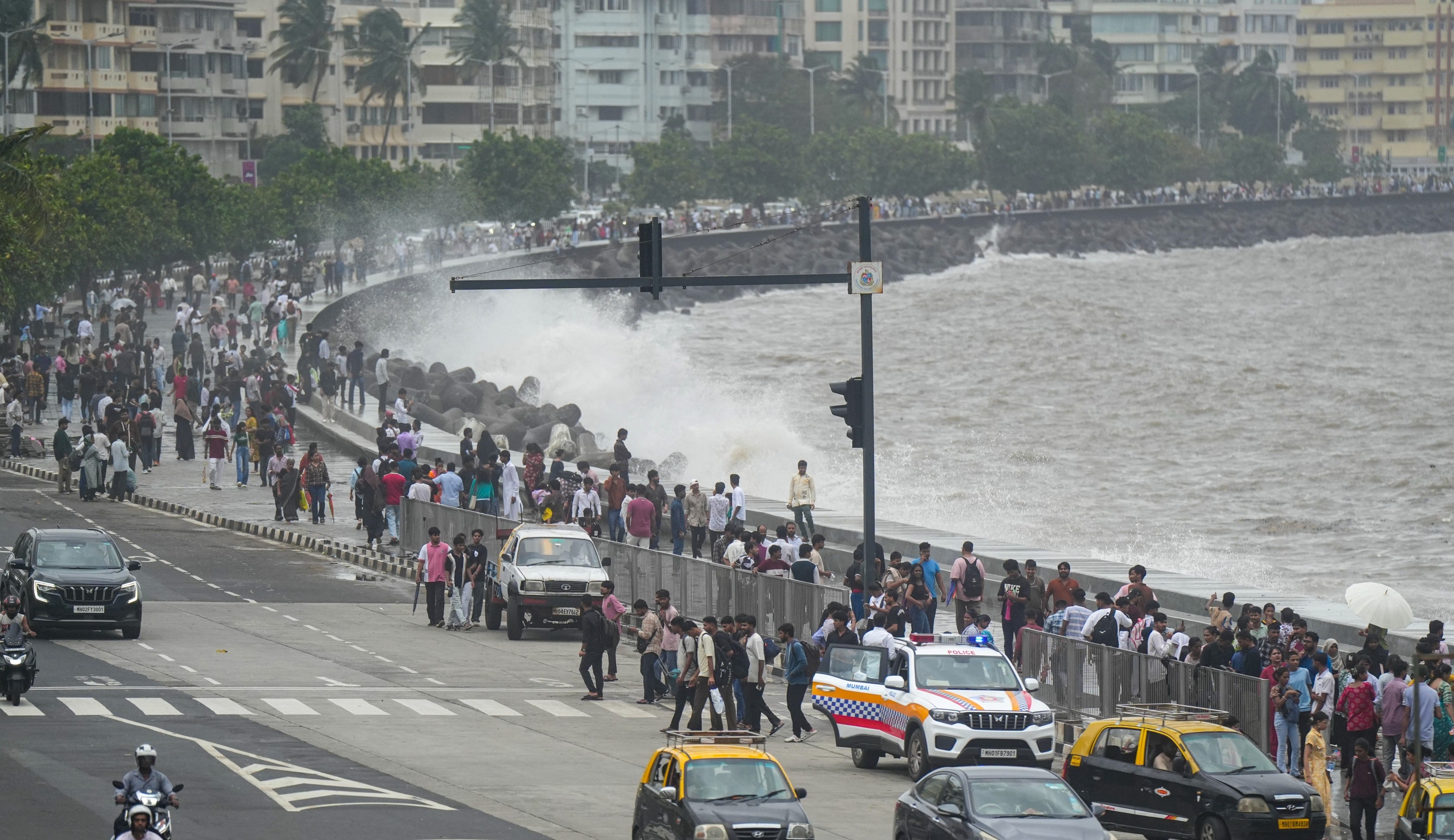 IMD forecasts light to moderate rain in Mumbai today and into the weekend