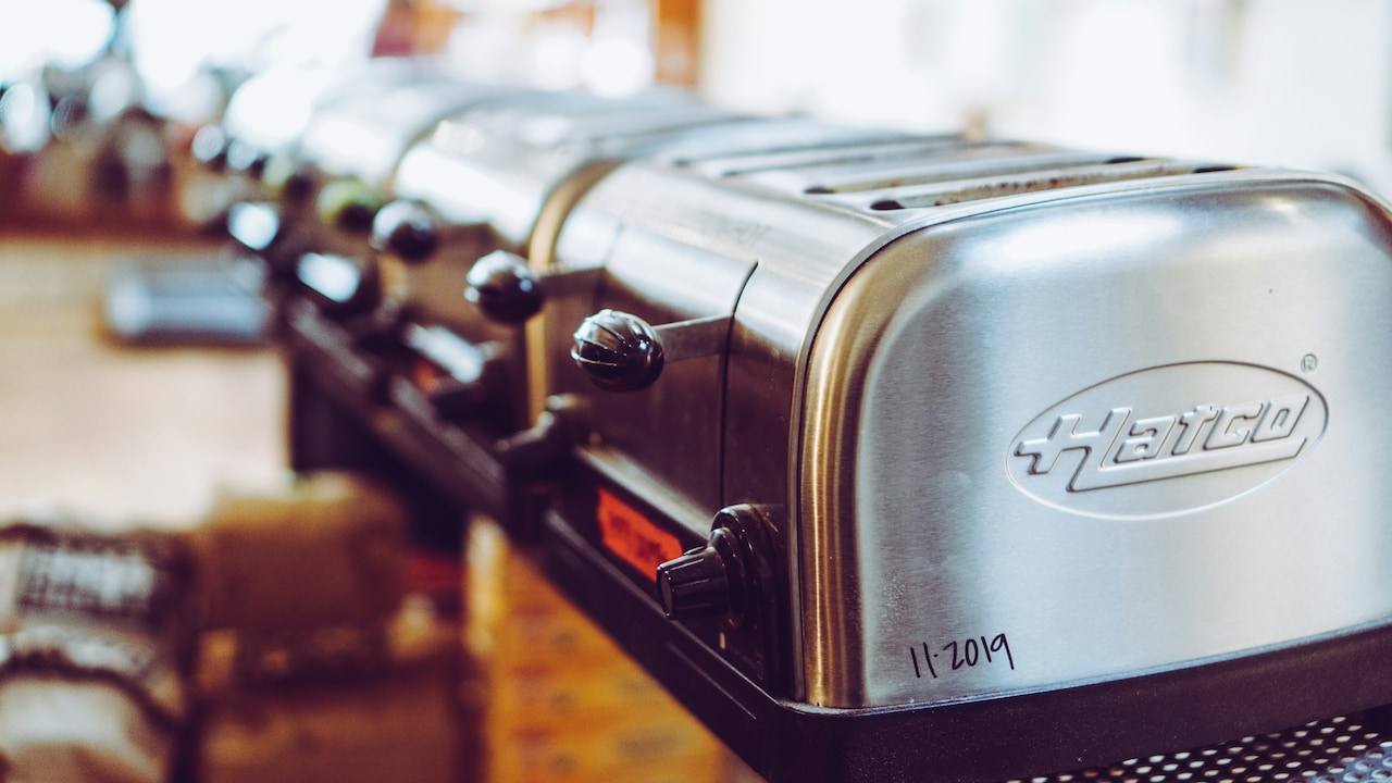 Toaster Cleaning Mistakes That Can Cause Smoke, Smell And Burnt Crumbs Toaster Cleaning Mistakes That Can Cause Smoke, Smell And Burnt Crumbs