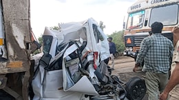 अंगावर काटा आणणारा अपघात! कंटेनरने पाठीमागून उडवले, इको कार थेट समोरील ट्रकच्या खाली घुसली; 4 जणांचा मृत्यू