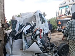 अंगावर काटा आणणारा अपघात! कंटेनरने पाठीमागून उडवले, इको कार थेट समोरील ट्रकच्या खाली घुसली; 4 जणांचा मृत्यू