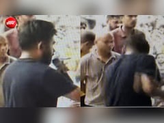 अनशन कर रहे अभिजीत दीपके पर फेंकी गई स्याही, जंतर-मंतर पर हंगामा, हिरासत में आरोपी महिला
