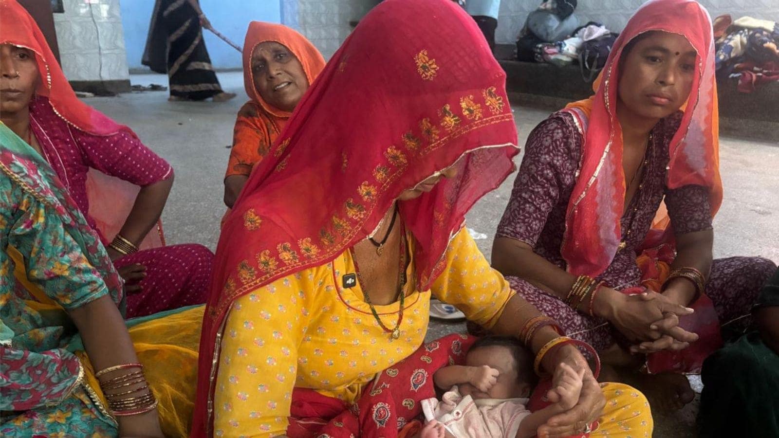 कमला की सास नवजात शिशु को चुप कराती हुईं.