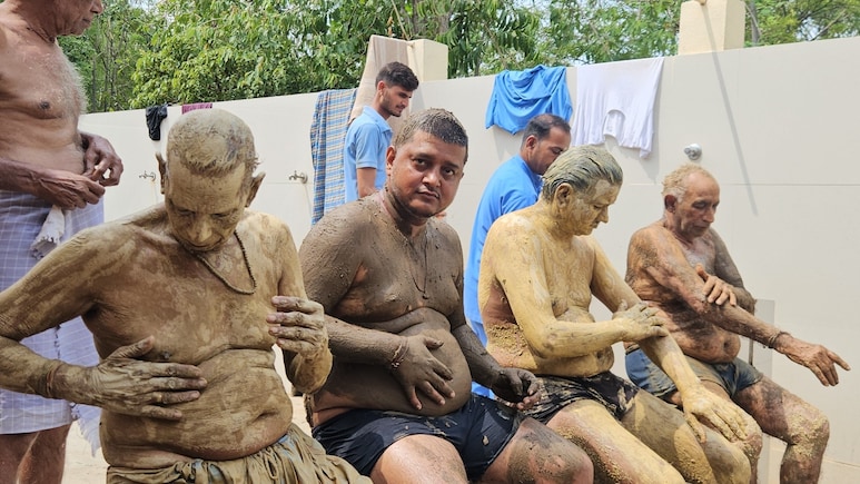प्राकृतिक चिकित्सा: लाखों खर्च के बिना कैसे ठीक हो रहे लोग, स्वास्थ्य मंदिर की कहानी जानिए