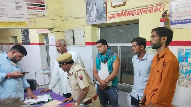 चलती ट्रेन में युवती से छेड़छाड़, विरोध पर चेन पुल&zwj;िंग कर साथ&zwj;ियों को बुलाया आरोपी; मारपीट और पथराव
