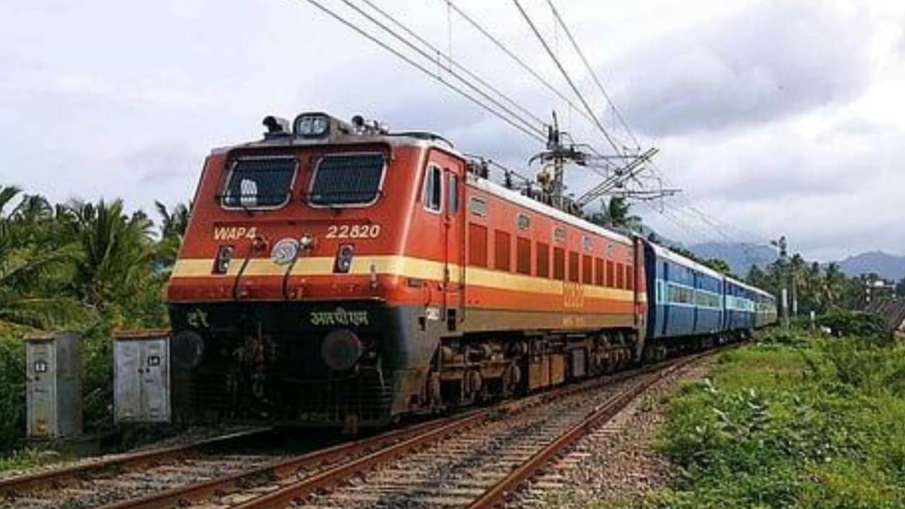 शादीशुदा प्रेमिका से जुदाई न सह पाया शख्स, पत्नी के साथ लौटते वक्त ट्रेन में उठाया खौफनाक कदम