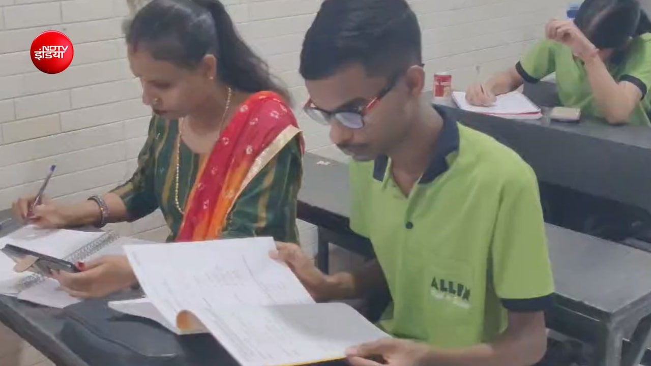 JEE Success Story: 3 महीने तक बिस्तर में पड़ा रहा बेटा, मां ने खुद कोचिंग लेकर बेटे को बना दिया IITian
