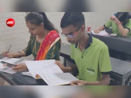 JEE Success Story: 3 महीने तक बिस्तर में पड़ा रहा बेटा, मां ने खुद कोचिंग लेकर बेटे को बना दिया IITian