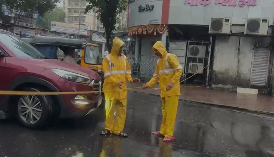 जलजमाव के कारण अंधेरी सब वे को बंद किया गया है. जलजमाव के कारण अंधेरी सब वे को बंद किया गया है.