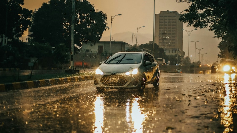 Monsoon 2026: डूबती सड़कों पर बाइक और कार बचाने के 8 Tips, हर ड्राइवर जरूर जान ले