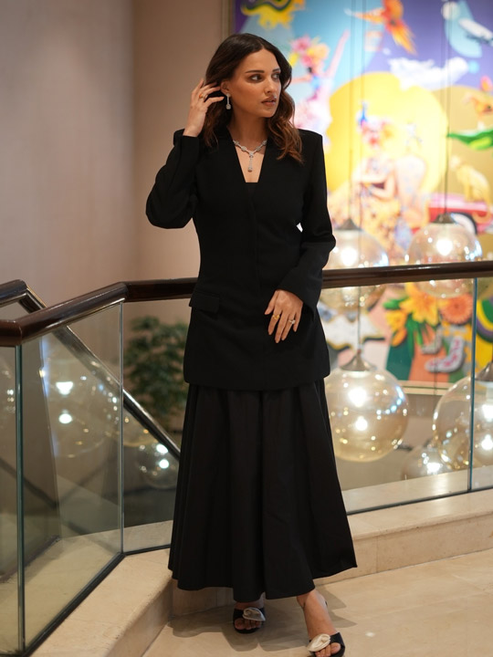 Himanshi Khurana's Chic Black Outfit