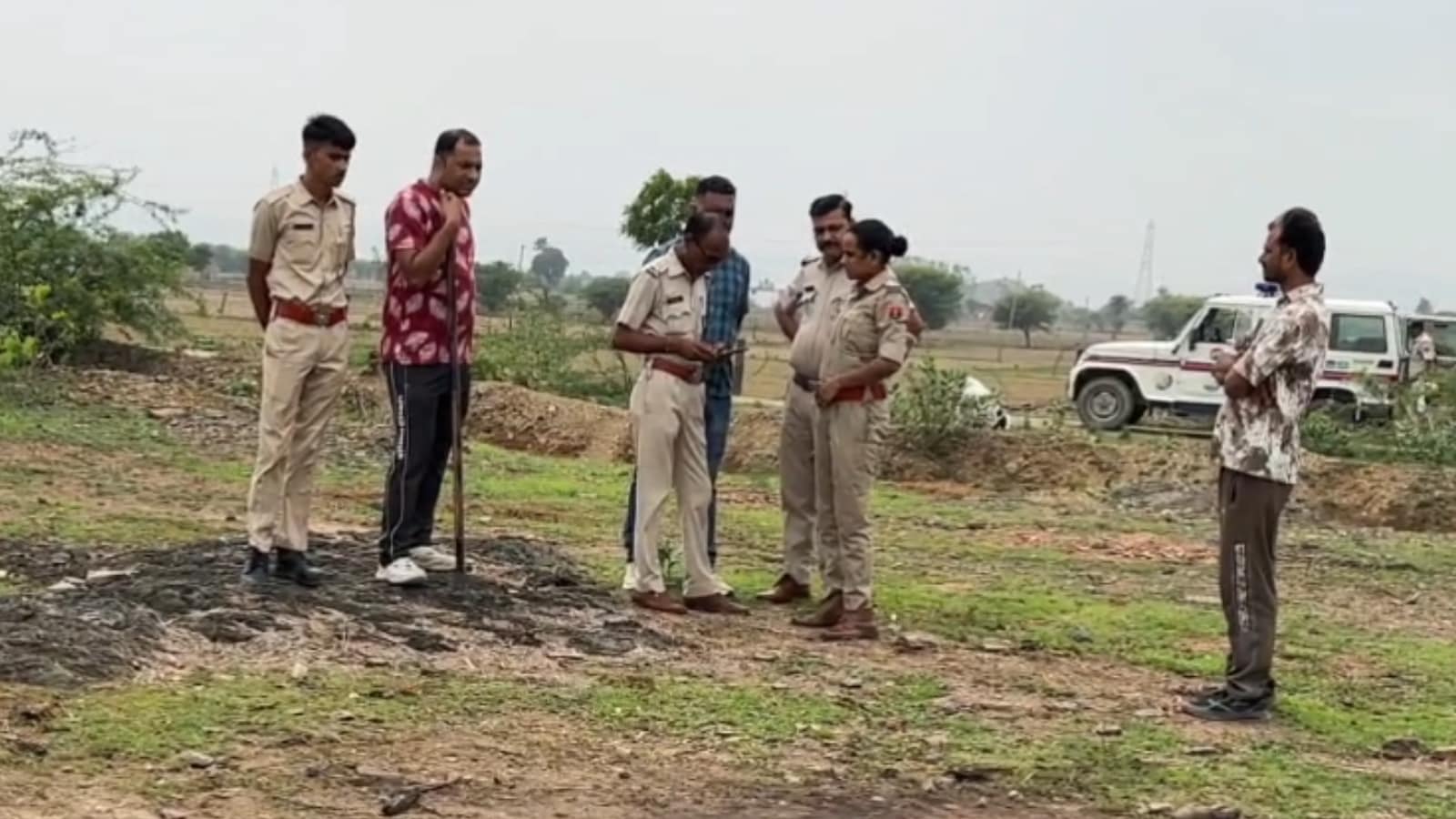 पुलिस ने मौके का मुआयना करने के बाद जांच शुरू कर दी है पुलिस ने मौके का मुआयना करने के बाद जांच शुरू कर दी है