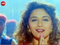 दिलवाले दुलहनिया ले जाएंगे के साथ रिलीज हुई थी माधुरी दीक्षित की ये फिल्म, 31 साल बाद भी शादी ब्याह में बजता है धक-धक गर्ल का ये गाना