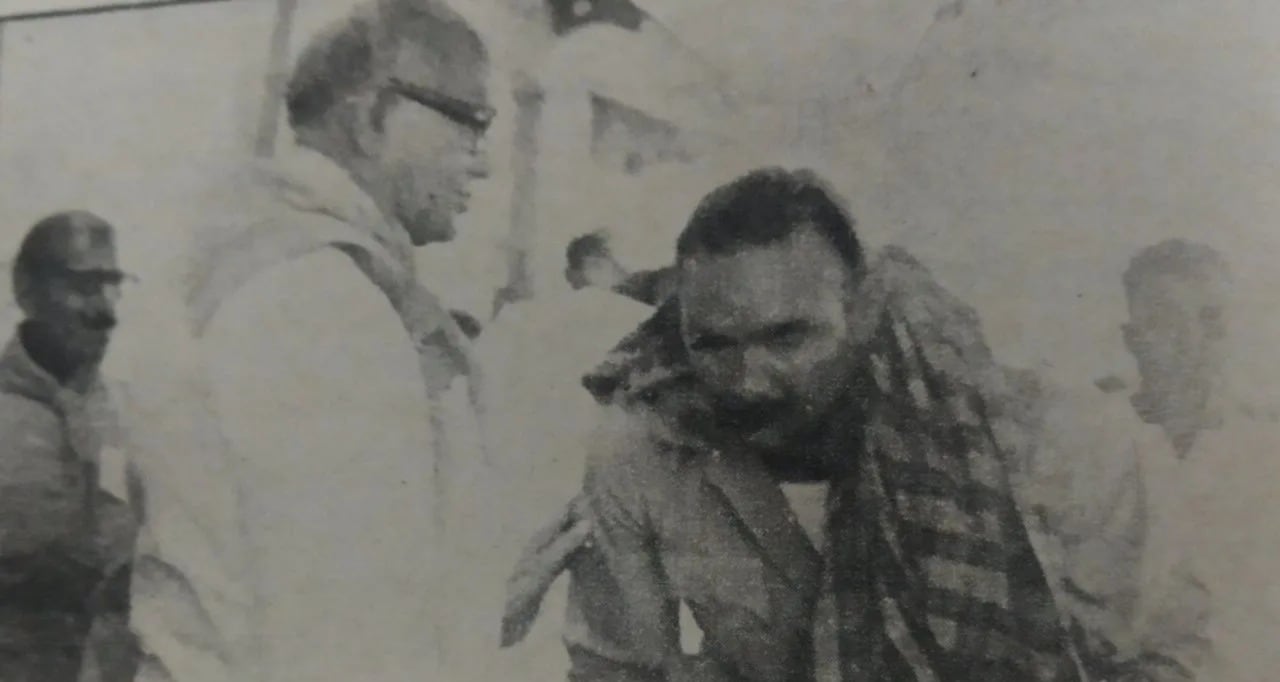 मोहर सिंह ने अपने पूरे गैंग यानी 140 डाकुओं के साथ जयप्रकाश नारायण के सामने साल 1972 में सरेंडर किया था. मोहर सिंह ने अपने पूरे गैंग यानी 140 डाकुओं के साथ जयप्रकाश नारायण के सामने साल 1972 में सरेंडर किया था.