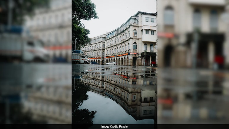 रेड अलर्ट के बीच एक लैपटॉप ने दिखाई मुंबई की मानसून वाली बेबसी