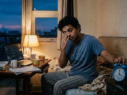 Sleeping Late But Waking Up Early? Your Body May Show These Warning Signs