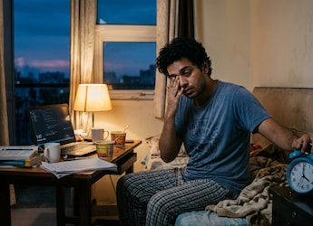 Sleeping Late But Waking Up Early? Your Body May Show These Warning Signs