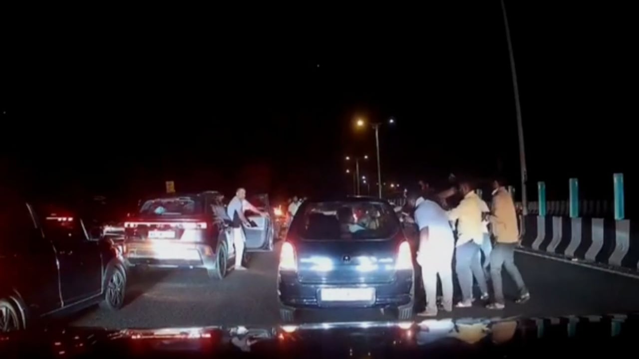 बेंगलुरु-मैसूर एक्सप्रेसवे पर कार सवार पर‍िवार पर हमला, लोहे की रॉड से पीटा, डैशकैम में रिकॉर्ड हुई घटना